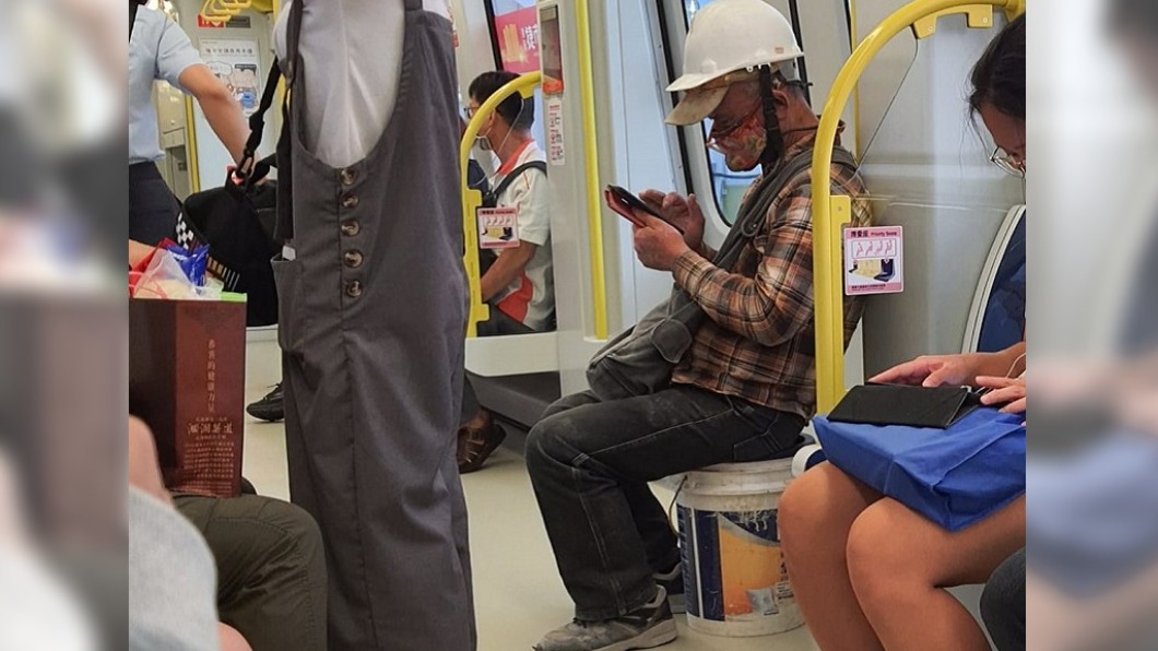 怕弄髒座位…工人搭捷運屈身「坐油漆桶」 感動萬人