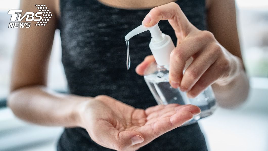 用完乾洗手點蠟燭…女瞬間成火球 全身3度燒傷慘毀容