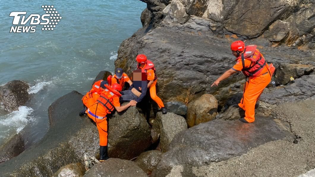 大溪漁港瘋狗浪捲人 宜縣府:當地禁垂釣柔性勸離
