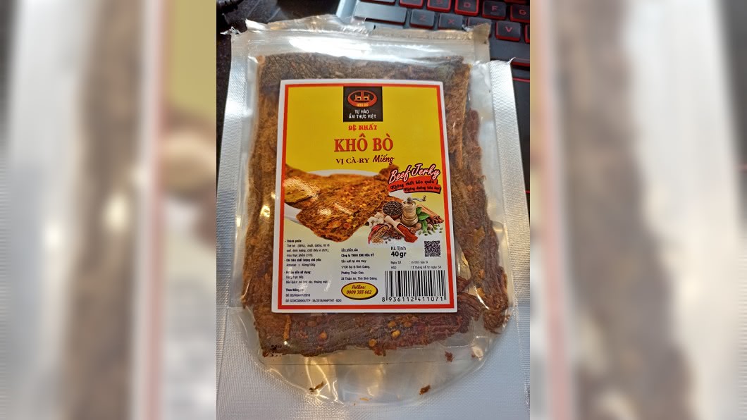 爽買肉乾打開包裝準備吃　驚見「超狂形狀」大傻眼