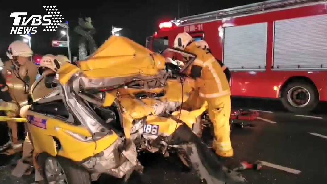 高雄男車禍肇逃…高速再撞計程車成廢鐵！運將乘客2人亡