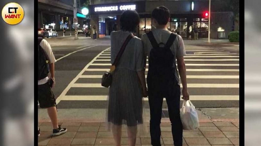 選民服務結束後,曾玟學還貼心的陪賴品妤到藥妝店購物,提著雜物,兩人一起步行返家,頗像一對小夫妻。(圖/CTWANT授權使用)