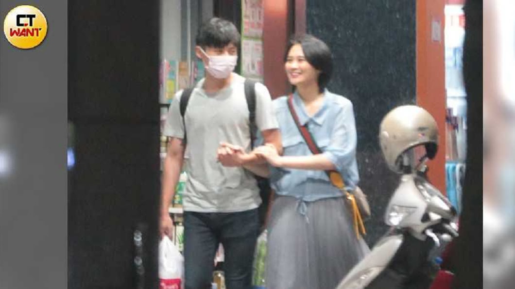 立委賴品妤與苗栗縣議員曾玟學9月5日遭週刊直擊兩人十指緊扣出沒在台北街頭,其親密的程度,顯然兩人正在交往中。(圖/CTWANT授權使用)
