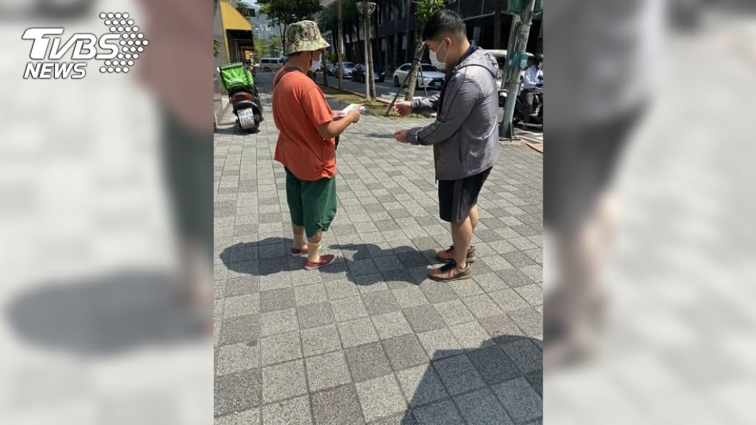 猶豫收不收？街頭遇「發傳單」　網：世紀難題