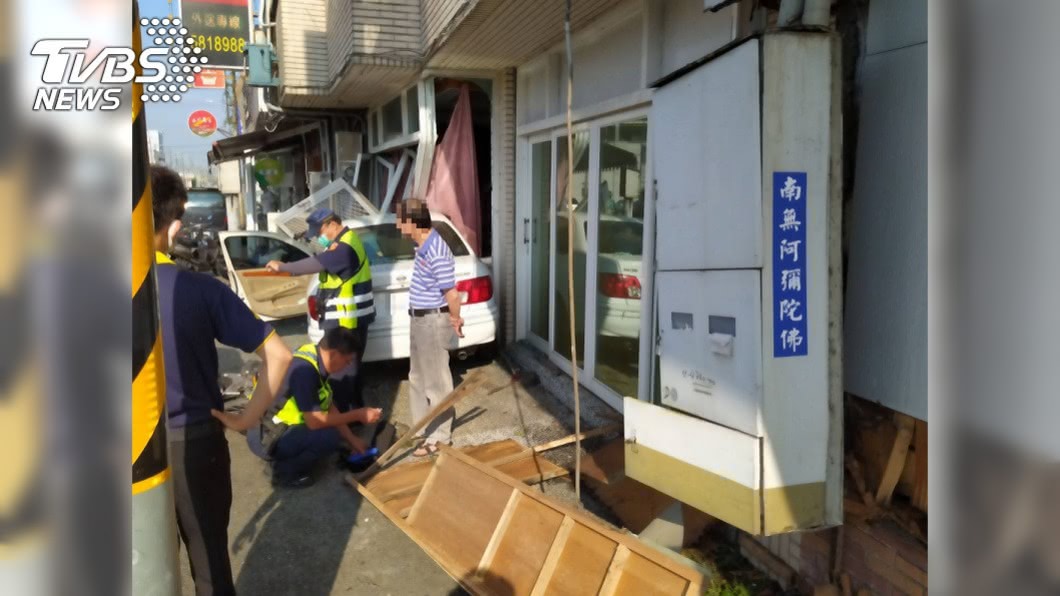 駕駛稱「車輛暴衝」,撞毀透天厝大門還波及一旁計程車。(圖/TVBS)