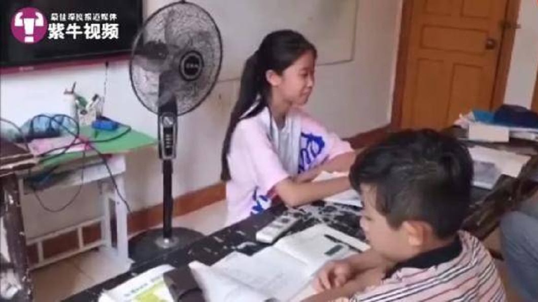 少女畢業後回到父母親開設的補習班擔任助教。(圖/翻攝自搜狐新聞)
