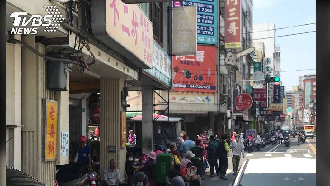 不二坊蛋黃酥將暫停現場販售 民眾仍大排長龍