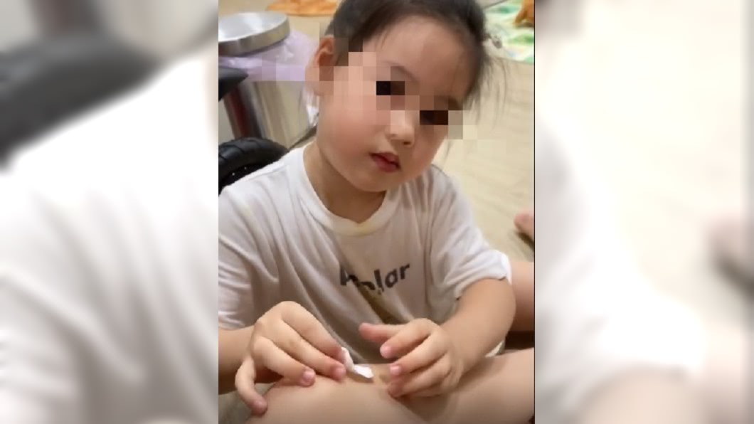 樂樂不停拿著OK蹦說要幫媽媽貼。(圖/翻攝自余苑綺臉書)