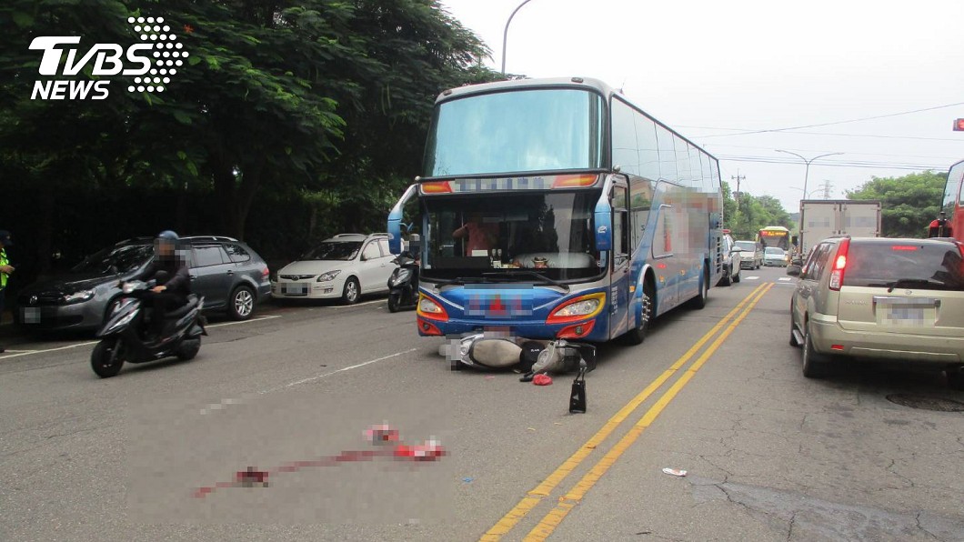 台中女騎士突闖內車道遭撞斃 滾地數圈濺血亡