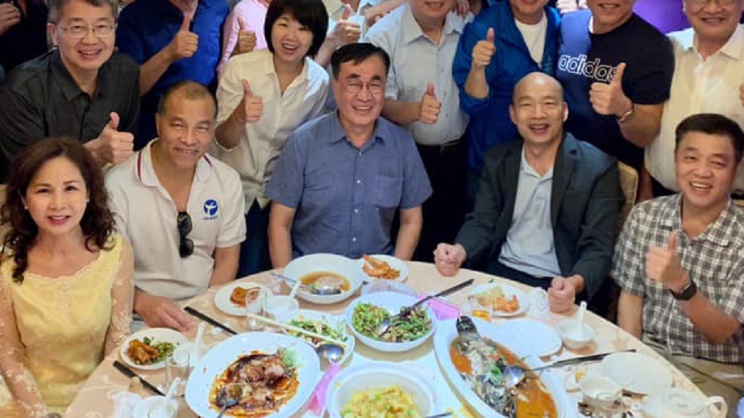 韓國瑜6日與昔日市府小內閣餐敘。(圖/翻攝自曹桓榮臉書)