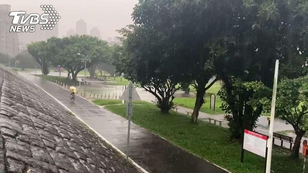 帶傘出門!入秋第二波鋒面來襲 「水氣圍繞全台」連5天降雨