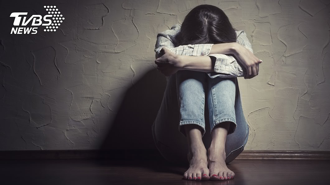 華裔少女慘遭私刑「點香燒腳底」 掌摑踹肚恐怖畫面曝