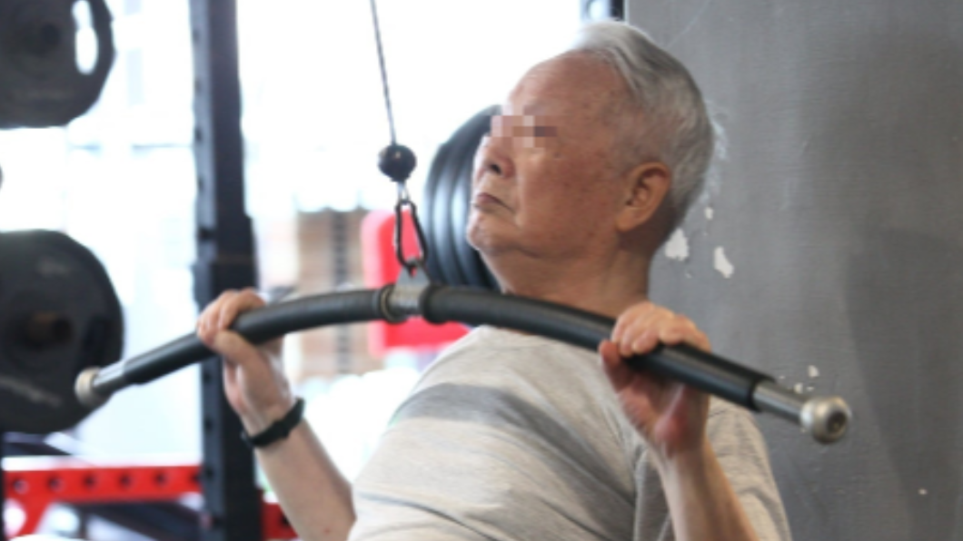 爺爺即使93歲仍身手矯健。(圖/翻攝自「爆廢公社公開版」臉書)