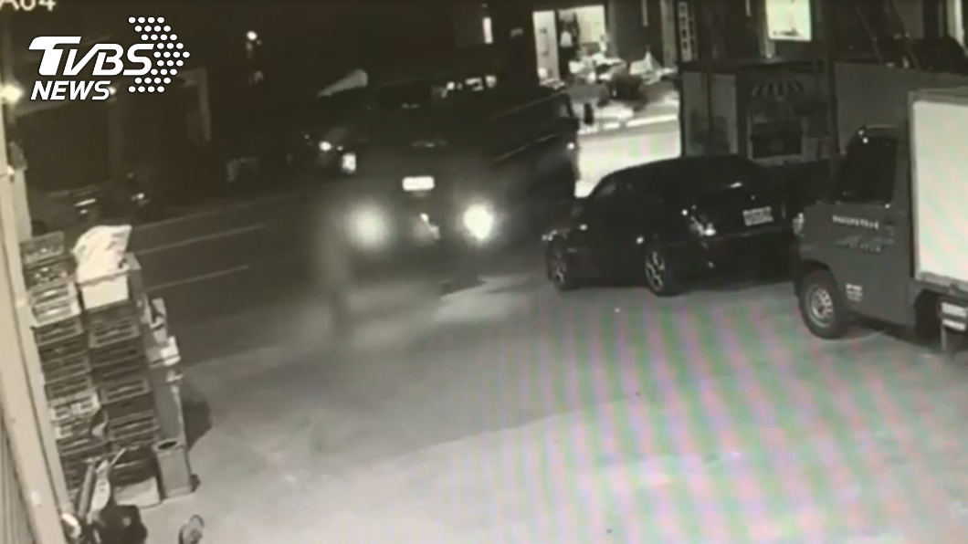 婦人突然出現在貨車後方。（圖／TVBS）
