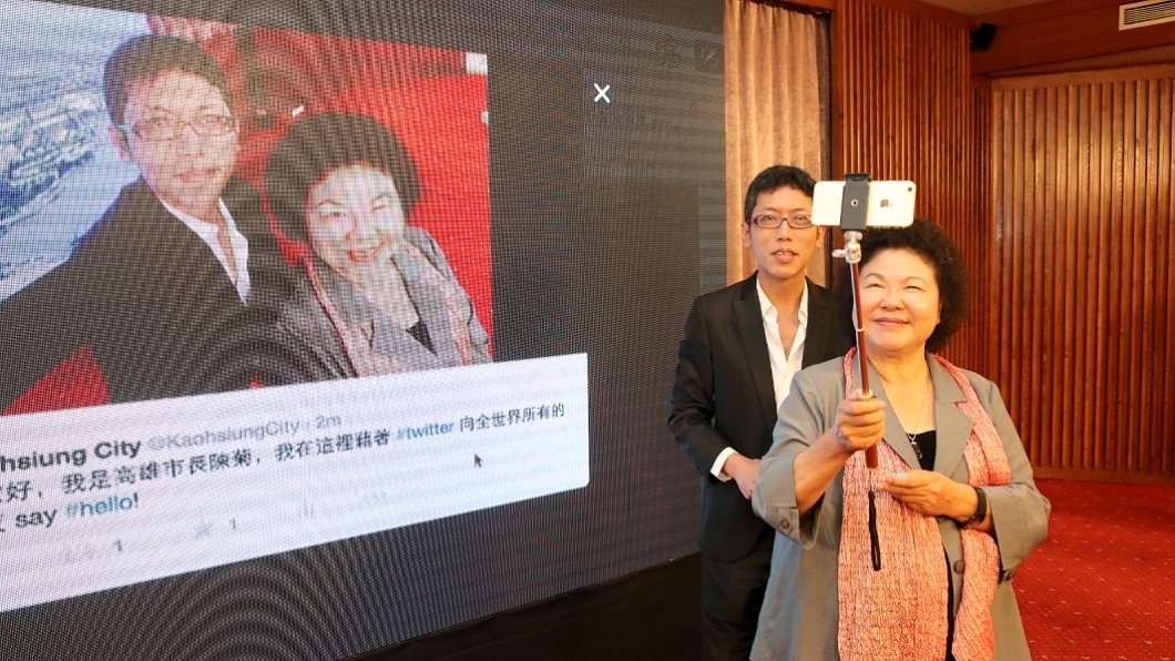 陳菊頒丁允恭三等功績勳章　他酸：我沒X房難怪得不到