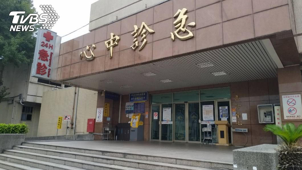 墜樓新兵送國軍803醫院急救。(圖/TVBS)