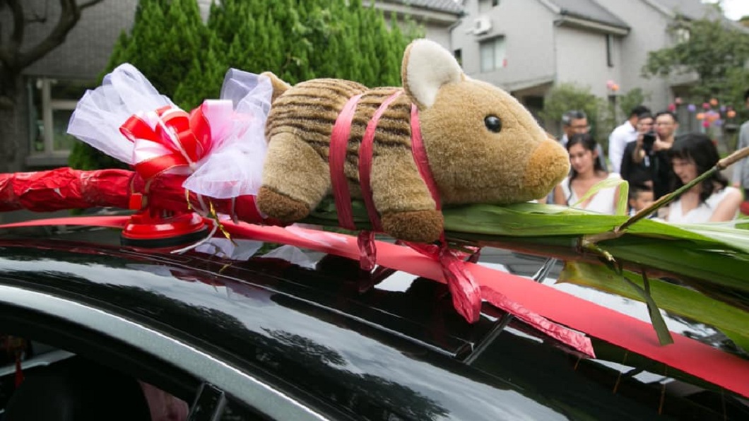 婚俗禮車要綁豬肉 前衛岳父改綁超萌「小豬娃娃」網讚翻