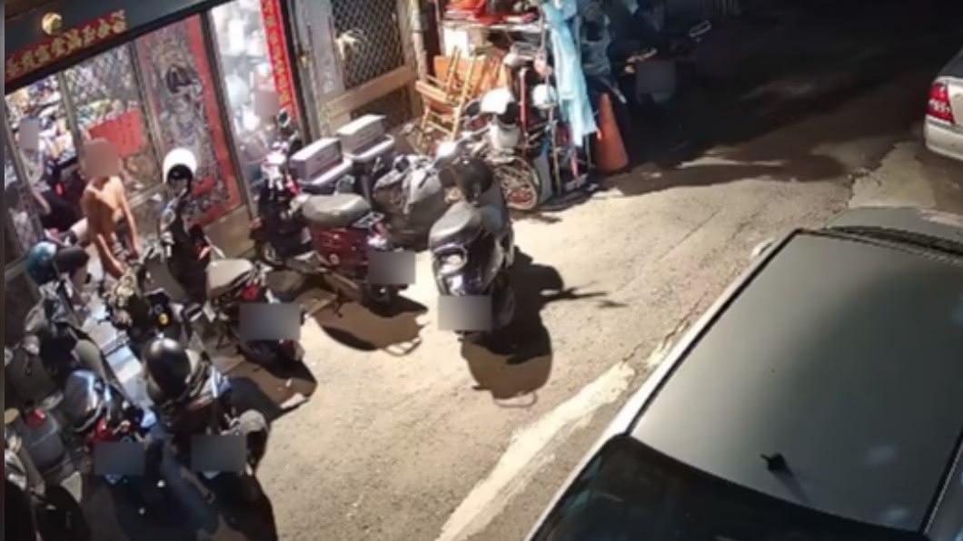 每晚都有改裝機車在巷內橫衝直撞。(圖/翻攝自爆料公社)