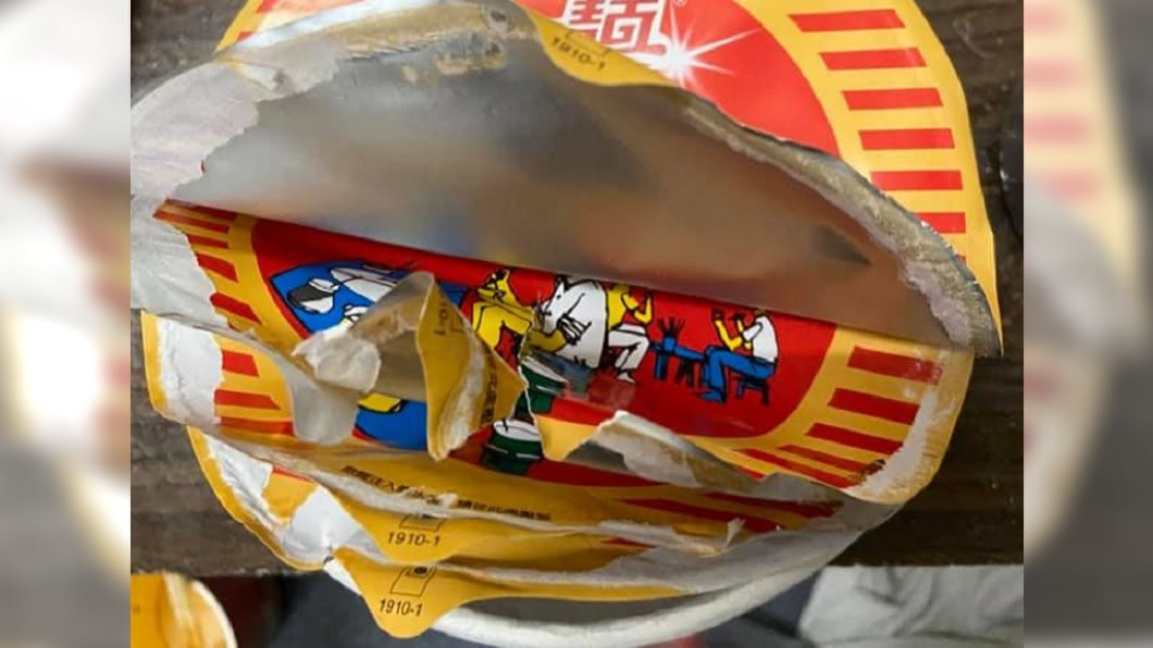 這碗泡麵有5層封膜。(圖/翻攝自爆怨公社)