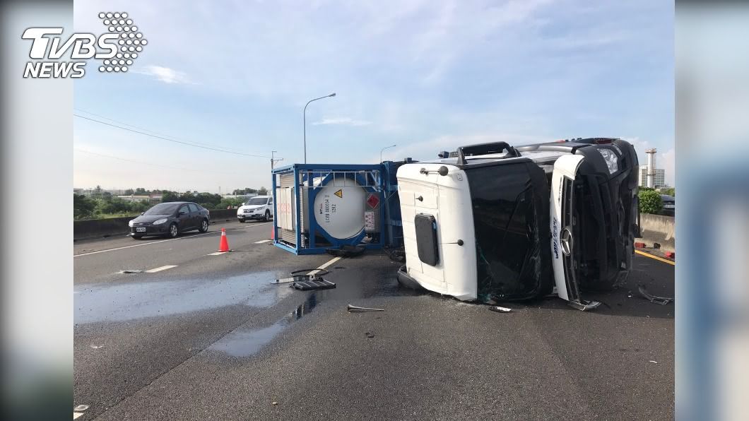 國1麻豆段「油槽車翻覆」橫躺占道！柴油洩滿地