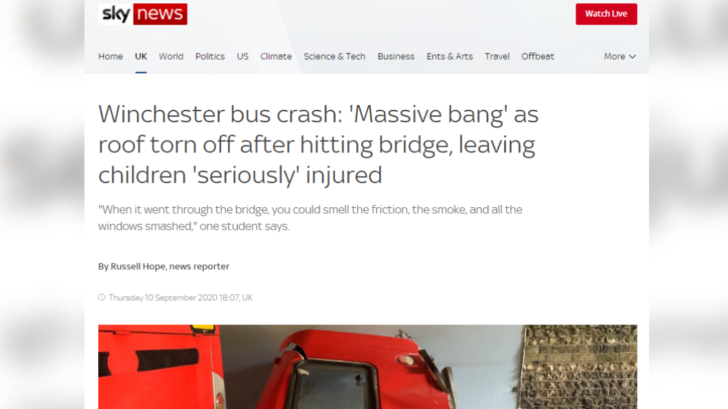 英國校車未注意車高過橋慘遭掀頂。(圖/翻攝自《Sky News》網站)