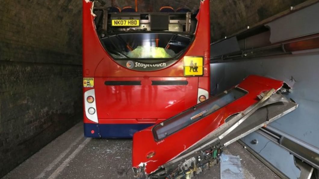 硬要過!校車闖隧道削頂變「敞篷」 學生遭割喉見血
