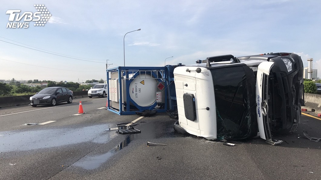 國1麻豆段擦撞車禍「槽車翻覆漏油」 2司機送醫