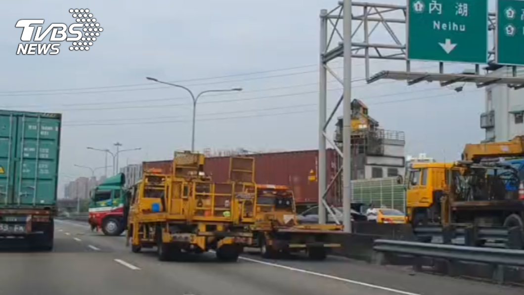 國道一號發生貨櫃車事故導致車流回堵。(圖/TVBS)