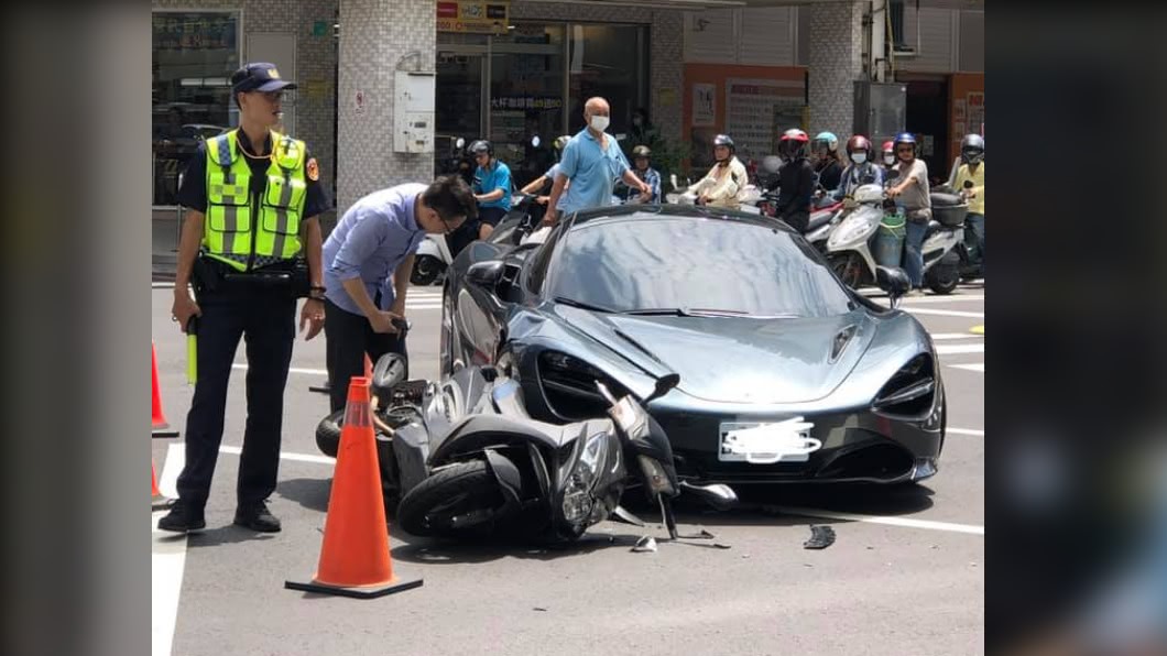 麥拉倫擦撞「板金凹陷」車頭毀！目擊者嚇歪：要賣腎了