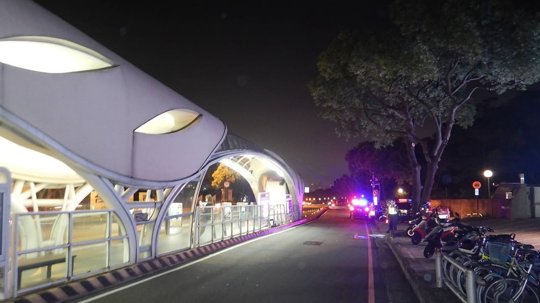 開車自撞中市公車站體 男子自稱精神不濟惹禍