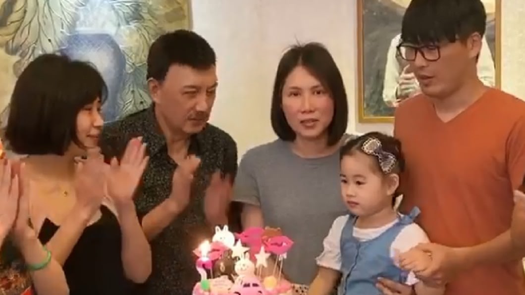 余苑綺終於撐過來忍不住哽咽,余天還勸愛女不要哭。(圖/翻攝自余祥銓臉書)