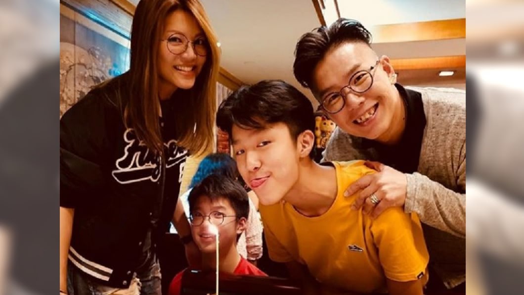 林曉峰刪光夫妻合照,倒是康子妮還留著全家福。(圖/翻攝自康子妮IG)