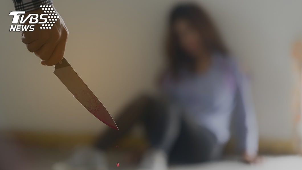 驚見妻子微笑…夫下秒拿刀猛刺頸　兒看媽倒血泊慘死嚇壞