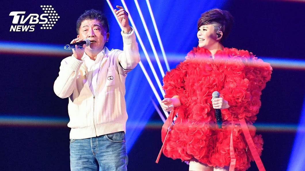 陳時中登小巨蛋「飆唱」　詹雅雯誇歌聲有男子氣魄