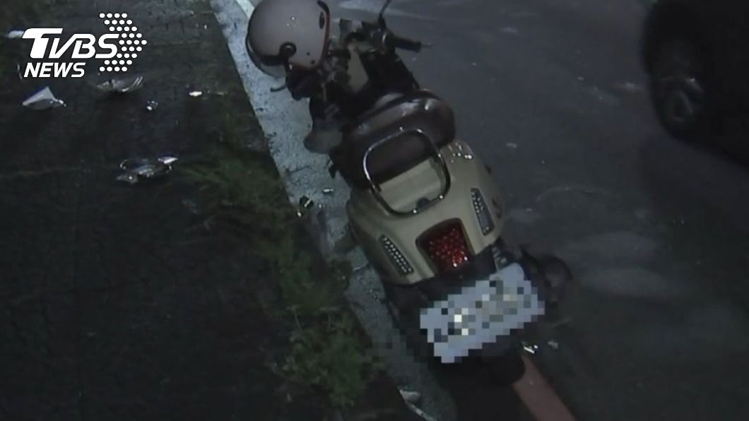 遭撞機車零件散落一地。（圖／TVBS）