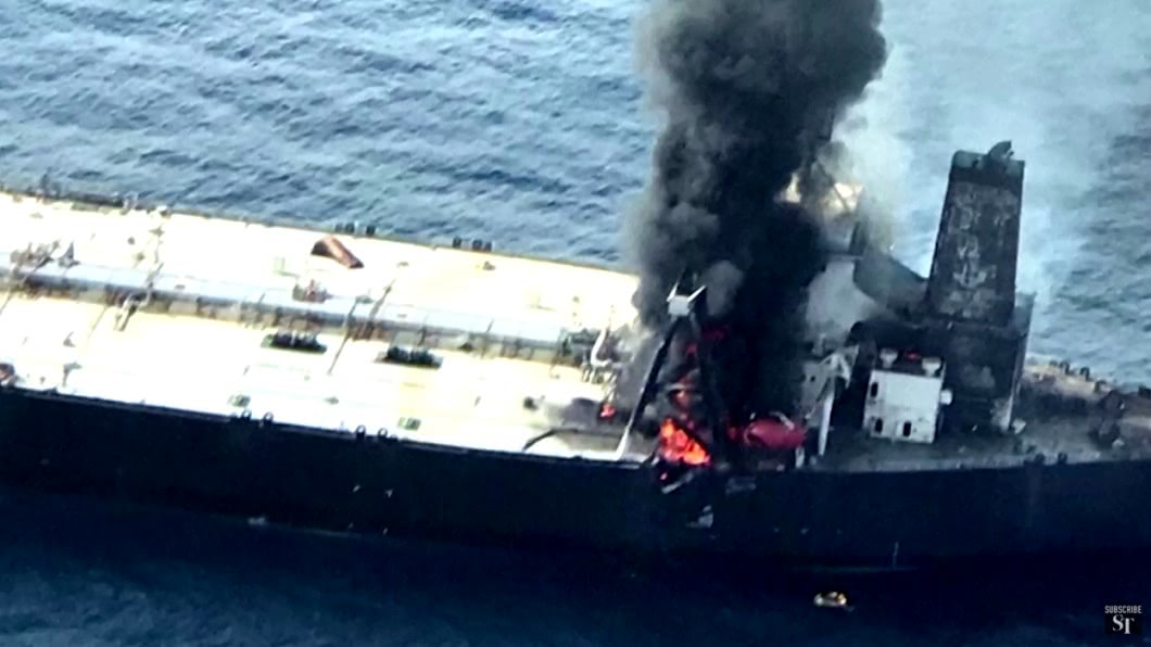 環境浩劫!超級油輪漏油失火 斯里蘭卡海軍急堵