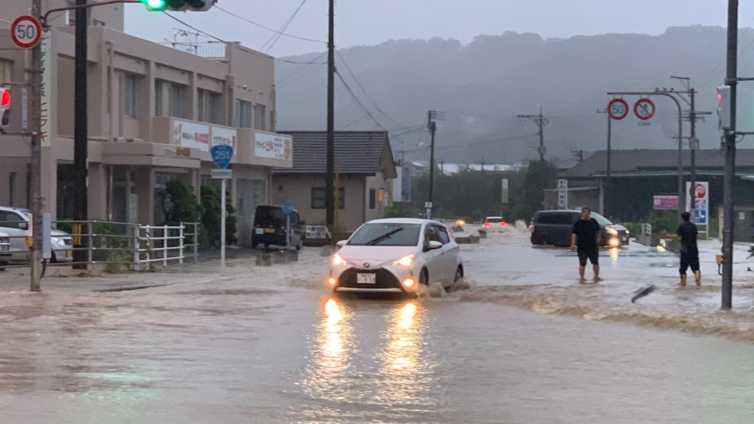 長崎豪雨雷電交加　大水沖垮地基上演路吞車