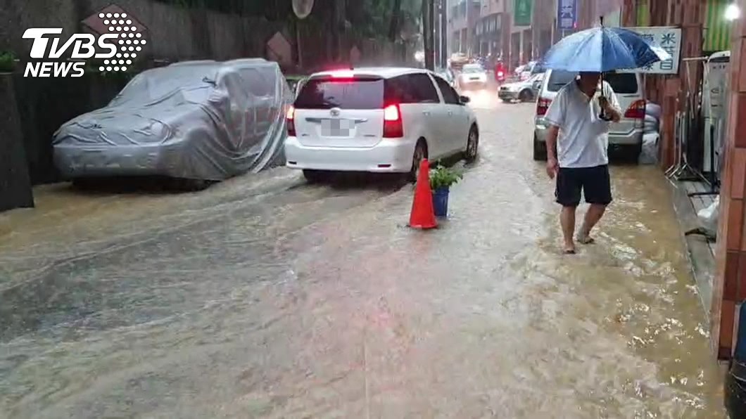 基隆豪雨狂炸　市區多處淹水「半輪胎高」