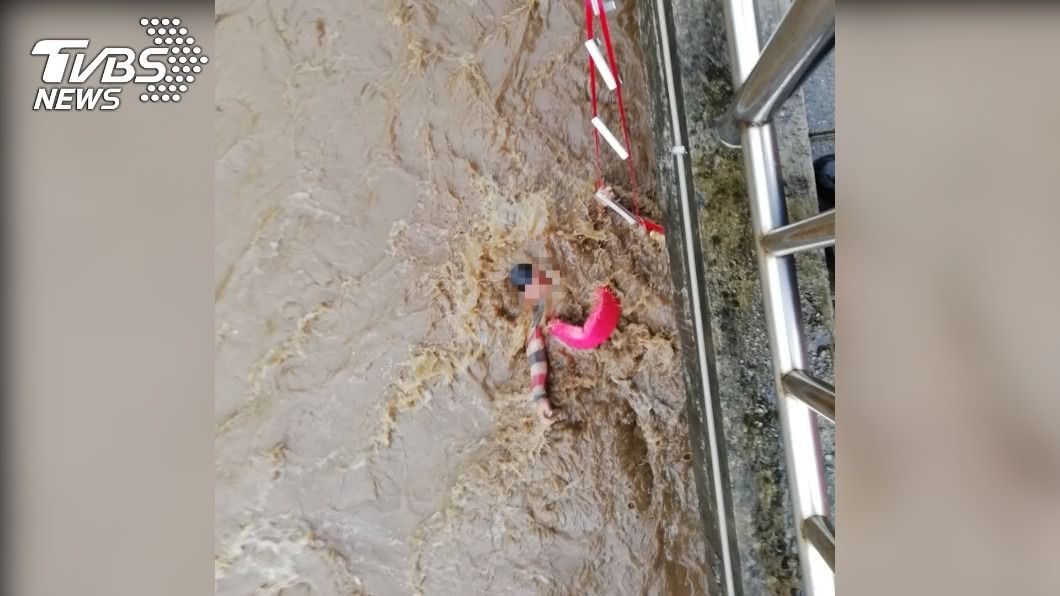 士林外雙溪突暴漲!2釣客落水遭沖走 民眾目睹嚇壞
