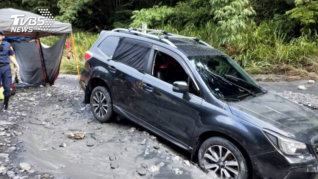 倖存者只關心百萬車　鄉民發文痛批：好心提醒被濺滿身濕！