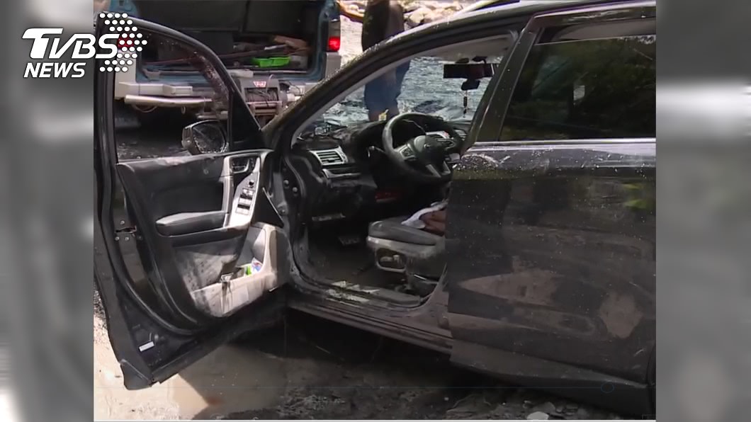 盧妻睡在車裡逃過一劫。(圖/TVBS)