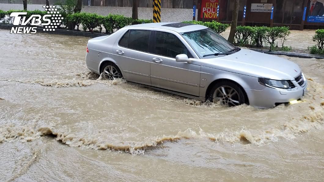 大雨狂炸基隆北海岸！預計周一下半天轉趨穩定