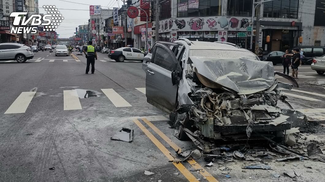休旅車逆向高速連環撞　車頭全毀、2人送醫急救