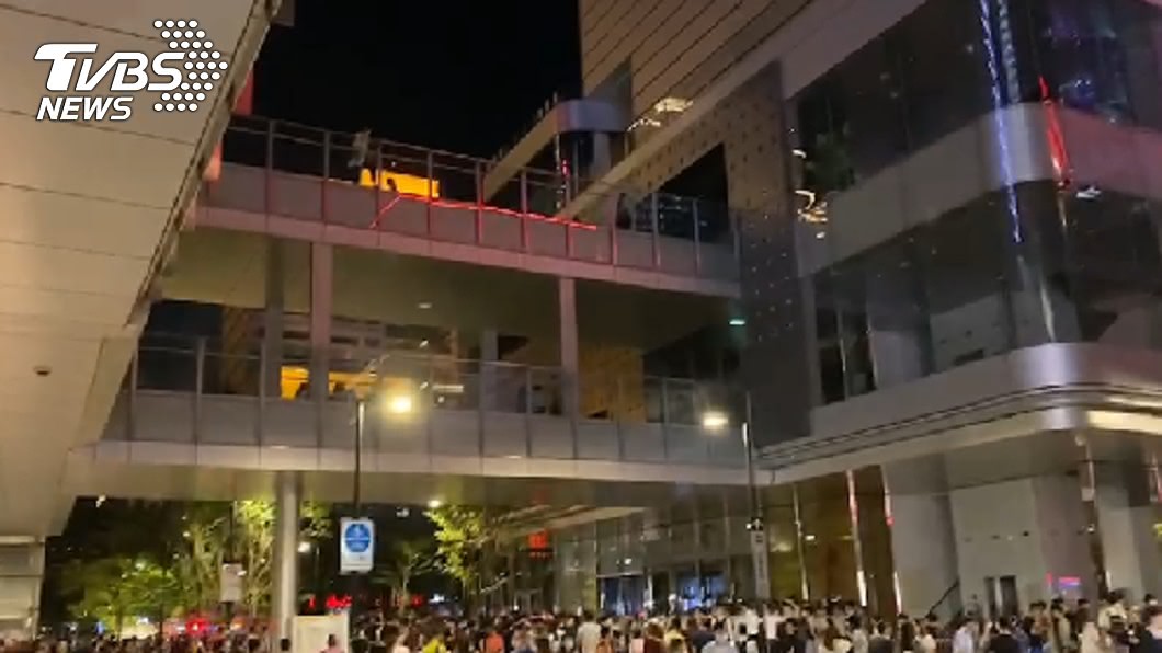 北市遠百信義A13突停電　民眾受困電梯搶救中