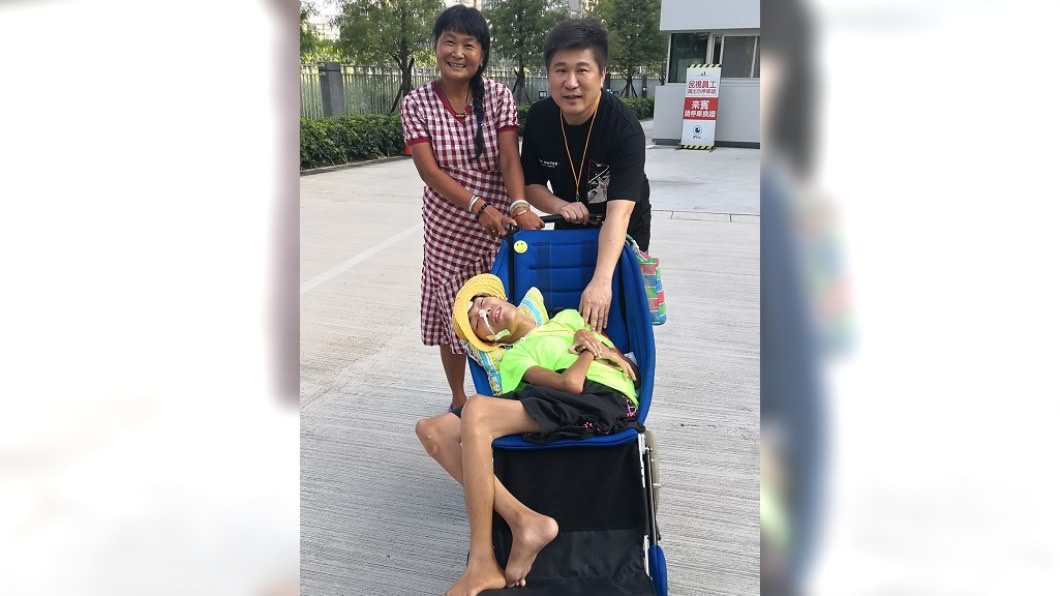 胡瓜與小比、小比媽合影。(圖/翻攝自小比的跑旅雜記臉書)