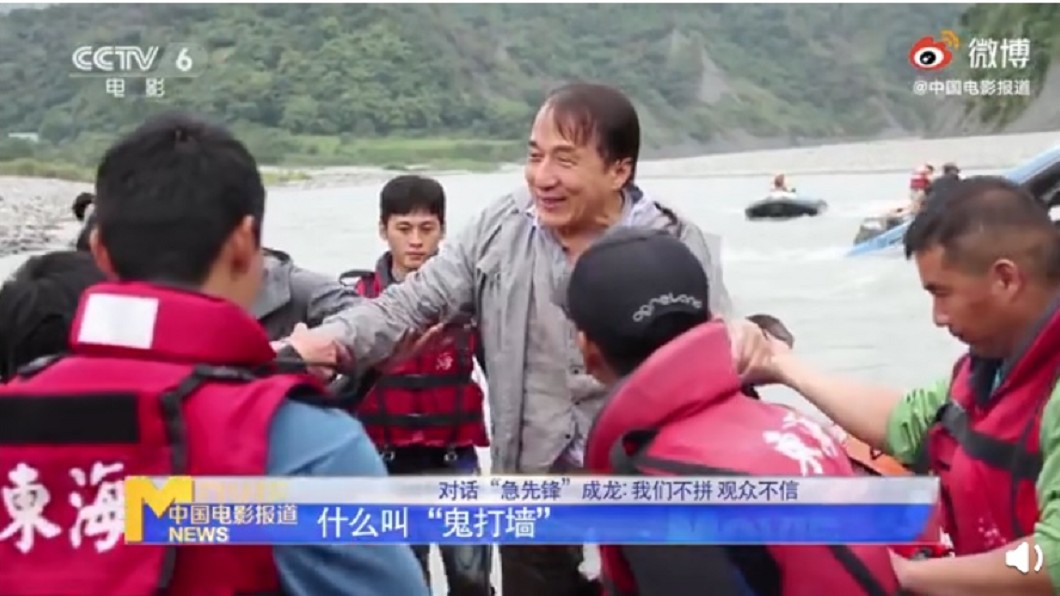 事後救援隊發現成龍，迅速將他救上岸。（圖／翻攝自微博娛樂微博）
