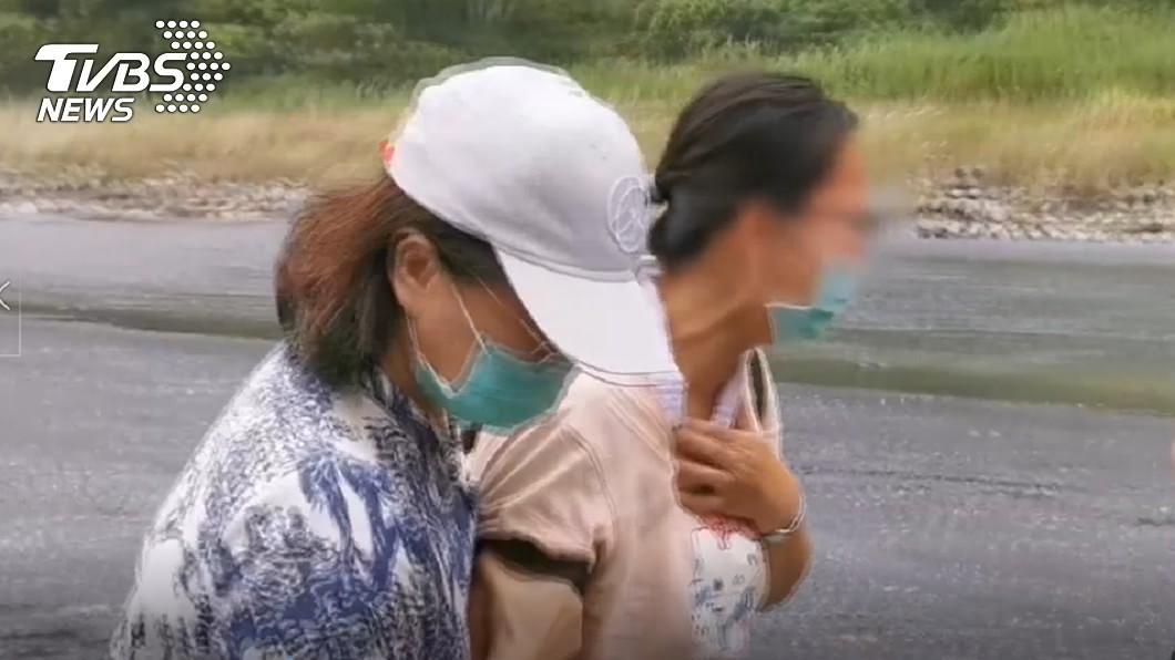 倖存者盧妻回現場淚崩,無法相信夫兒已天人永隔。(圖/TVBS)