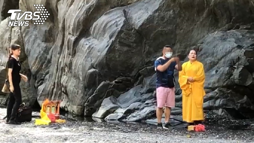 擲筊1次就允杯!逃死夫回武界壩招魂「淚喚妻兒」