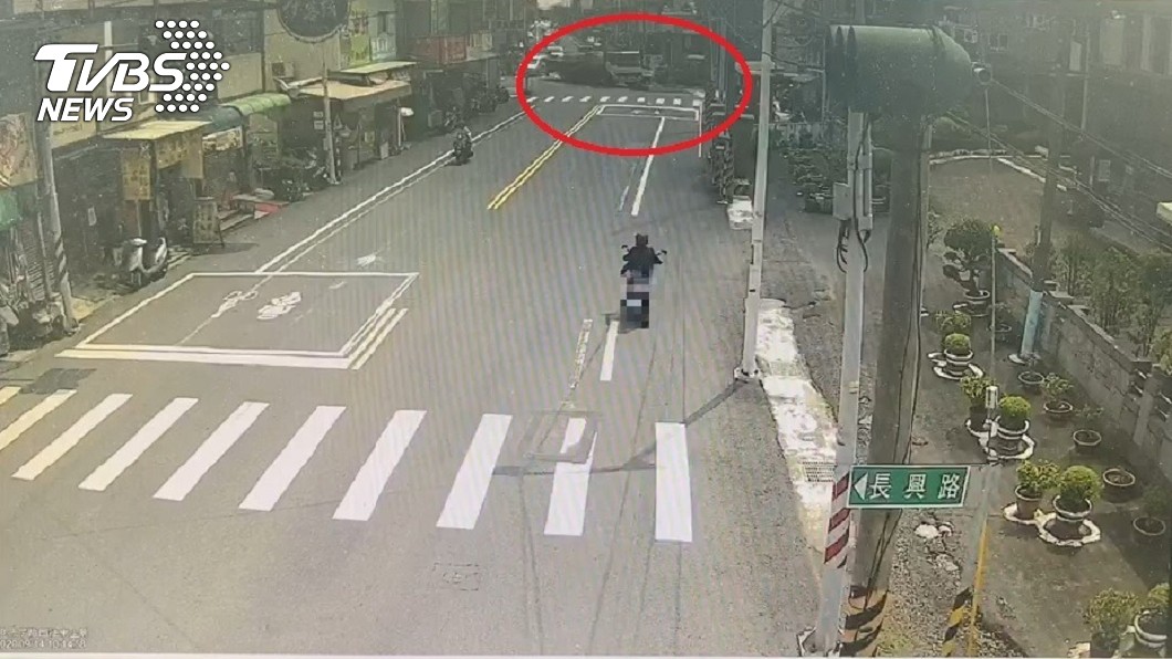 台南市仁德區太子路、土庫路口發生死亡車禍。(圖/TVBS)