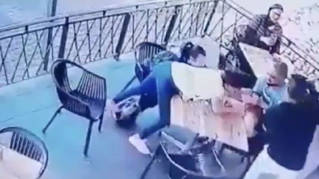 老闆勇救女童的影片在網路上流傳。(圖/翻攝自推特)